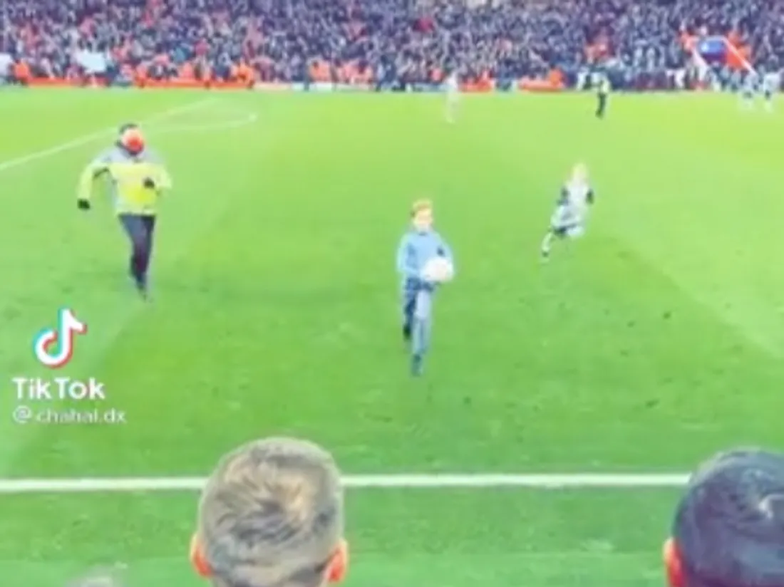 Un enfant vole un ballon de football en plein match
